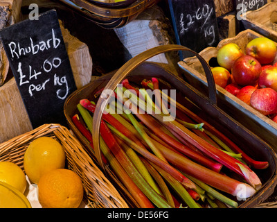 La production rurale traditionnelle farm shop intérieur avec des produits locaux frais et des fruits à la rhubarbe vente UK Cotswolds Banque D'Images