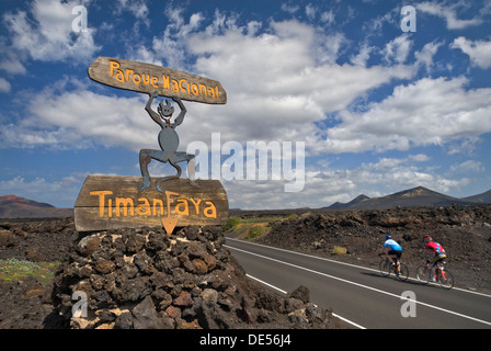 Panneau d'entrée du Parc National de Timanfaya Lanzarote avec les cyclistes, Espagne Banque D'Images