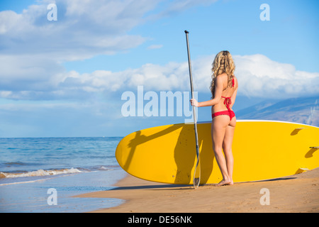 Young Attractive Woman on Stand Up Paddle Board, SUP, dans les eaux bleues au large d'Hawaï Banque D'Images