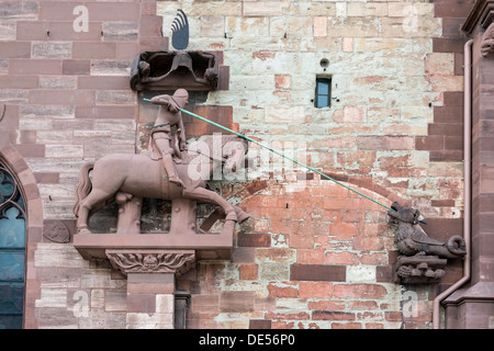 Statue de St George harponner un petit dragon, Munster, Bâle Bâle, Suisse Banque D'Images