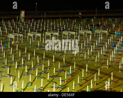 Vue sur la plage la nuit avec parasols et chaises longues, Lignano Sabbiadoro, Udine, Côte Adriatique, Italie, Europe Banque D'Images