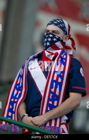 10 septembre 2013 - Columbus, Ohio, États-Unis - 10 septembre 2013 : un fan de l'équipe American Outlaws partisan est drapée de rouge, blanc et bleu au cours de l'équipe nationale des États-Unis contre le Mexique- l'Équipe nationale de qualification de la Coupe du monde match à Columbus Crew Stadium - Columbus, OH. Les États-Unis de l'équipe nationale masculine a battu le Mexique 2-0 de l'équipe nationale et a décroché une place pour la Coupe du Monde au Brésil. Banque D'Images