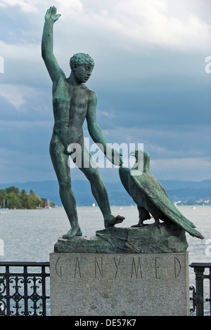 Ganymed statue devant le lac de Zurich sur Buerckliplatz square, Zurich, Switzerland, Europe Banque D'Images