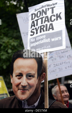 London UK 11 Septembre 2013 : un manifestant portant un masque de David Cameron face inscrivez-vous Coalition contre la guerre organisent une manifestation "Non, c'est non - arrêter une attaque contre la Syrie' à l'extérieur de l'ambassade des Etats-Unis à Londres. © Voir Li/Alamy Live News Banque D'Images