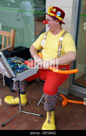 Jolly homme d'âge moyen des chapeaux de clown ballon, Vancouver, British Columbia, Canada Banque D'Images