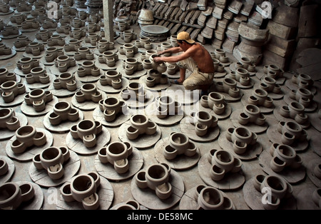 Après avoir produit de la poterie, formé à laisser sécher puis cuire au four. C'est céramique d'usine à Vinh Long, Viet Nam, le 1 juillet 2013 Banque D'Images