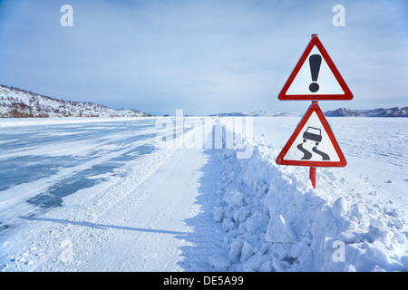 Signe de la circulation d'avertissement sur la glace du lac Baikal pour traverser l'île d'Olkhon Banque D'Images