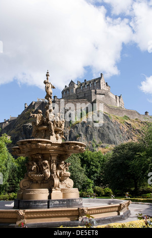 La fontaine de Ross et le château d'Édimbourg de Princes Street Gardens. Banque D'Images