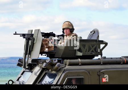 Démonstration d'une plage à l'atterrissage et le sauvetage d'otages par les soldats britanniques de la mission dans le cadre du Festival de l'Air 2013 Bournemouth. Banque D'Images