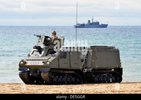 Démonstration d'une plage à l'atterrissage et le sauvetage d'otages par les soldats britanniques de la mission dans le cadre du Festival de l'Air 2013 Bournemouth. Banque D'Images