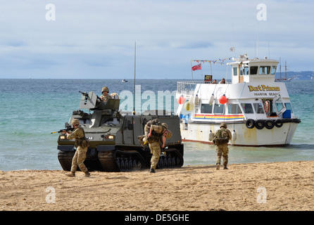 Démonstration d'une plage à l'atterrissage et le sauvetage d'otages par les soldats britanniques de la mission dans le cadre du Festival de l'Air 2013 Bournemouth. Banque D'Images