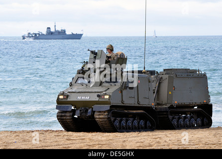 Démonstration d'une plage à l'atterrissage et le sauvetage d'otages par les soldats britanniques de la mission dans le cadre du Festival de l'Air 2013 Bournemouth. Banque D'Images