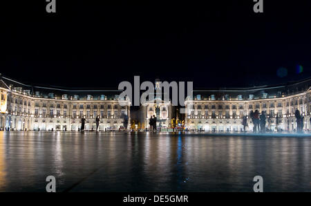 Vue sur la 'Place de la Bourse' avec le miroir d'eau à Bordeaux, le 13 août 2012. Sur le côté gauche, c'est le musée des douanes et sur le côté droit de la chambre de commerce et d'industrie. Photo : Daniel Karmann Banque D'Images
