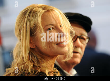 Oldenburg, Allemagne. 11e Août, 2013. Acteurs américains Seymour Cassel (R) et Deborah Kara Unger assister à l'ouverture du Festival du Film à Oldenburg Oldenburg, Allemagne, 11 septembre 2013. Cassel reçoit le Grand Sceau de la ville d'Oldenburg. Photo : Ingo Wagner/dpa/Alamy Live News Banque D'Images