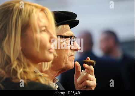 Oldenburg, Allemagne. 11e Août, 2013. Acteurs américains Seymour Cassel (R) et Deborah Kara Unger assister à l'ouverture du Festival du Film à Oldenburg Oldenburg, Allemagne, 11 septembre 2013. Cassel reçoit le Grand Sceau de la ville d'Oldenburg. Photo : Ingo Wagner/dpa/Alamy Live News Banque D'Images