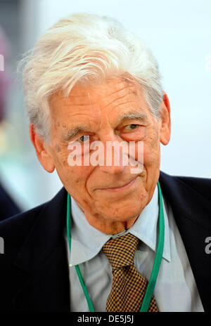 Oldenburg, Allemagne. 11e Août, 2013. Directeur et auteur américain Radley Metzger arrive à l'ouverture du Festival du Film de l'événement tenu à l'Oldenburg State Theatre à Oldenburg, Allemagne, 11 septembre 2013. Photo : Ingo Wagner/dpa/Alamy Live News Banque D'Images