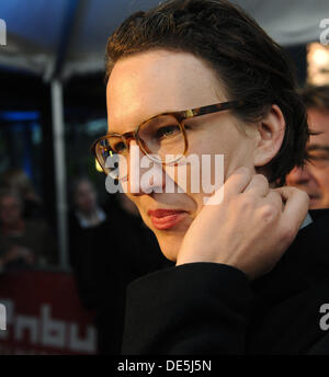 Oldenburg, Allemagne. 11e Août, 2013. Directeur de l'ouverture du festival 'l'invention de l'amour" (Die Erfindung der Liebe), Lola Randl, arrive à l'ouverture du Festival du Film de l'événement tenu à l'Oldenburg State Theatre à Oldenburg, Allemagne, 11 septembre 2013. Photo : Ingo Wagner/dpa/Alamy Live News Banque D'Images