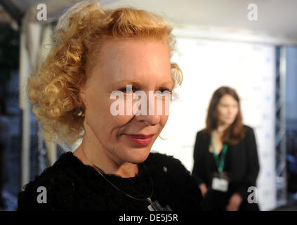 Oldenburg, Allemagne. 11e Août, 2013. L'actrice principale du film d'ouverture "l'invention de l'amour" (Die Erfindung der Liebe), Sunnyi Melles, arrive lors de l'inauguration du Festival du Film à Oldenburg Oldenburg, Allemagne, 11 septembre 2013. Photo : Ingo Wagner/dpa/Alamy Live News Banque D'Images