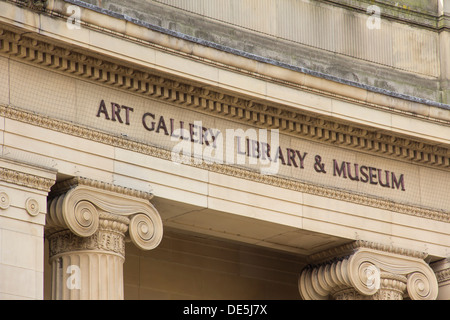 Bolton, Art Gallery, Library and Museum signe au-dessus de l'entrée principale sur Le Mans Crescent. Banque D'Images