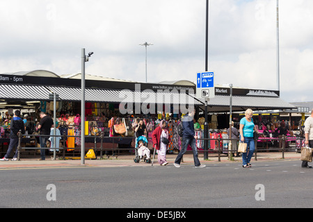 Marché en plein air dans le centre-ville de Bolton avec passage à niveau rue shoppers Blackhorse. Le marché de plein air est due à être déplacé. Banque D'Images