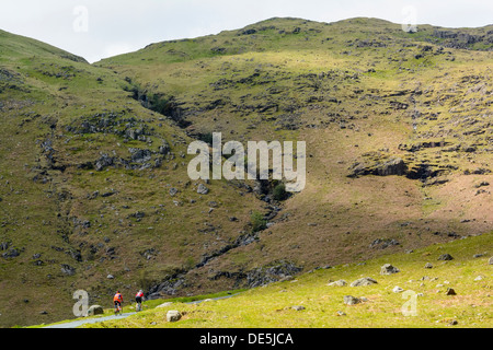 Les cyclistes gravir les pentes Wrynose Pass dans le Lake District Banque D'Images