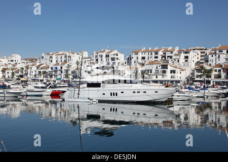 Des yachts de luxe à Puerto Banus, le port de plaisance de Marbella, Espagne Banque D'Images