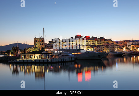 Puerto Banus, au crépuscule, le port de plaisance de Marbella, Costa del Sol, Andalousie, Espagne Banque D'Images