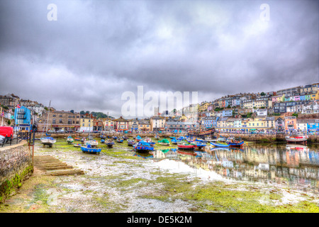Port de Brixham Devon sur un jour nuageux terne dans HDR Banque D'Images