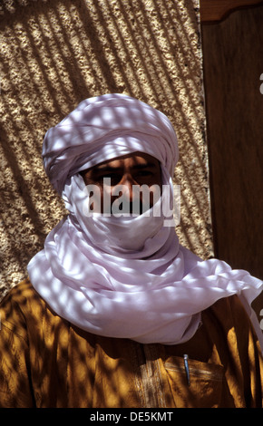 Arabe à Djanet sous un abat-jour en roseau, province d'Illizi, au sud de l'Algérie, habillé comme un Tuareg. Banque D'Images