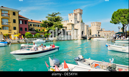 Sirmione sur le lac de Garde, Lombardie, Italie. Vieille ville et du centre touristique. Des excursions en bateau de plaisance et le Château Scaliger 13 C. Banque D'Images