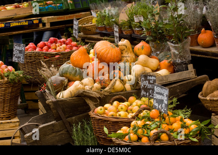 Österreich, Wien Mariahilf, 6, Naschmarkt, Gemüsestand Banque D'Images