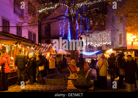 Österreich, Wien 7, Spittelberg, der traditionelle Spittelberger Weihnachtsmarkt Kunsthandwerk Schauen und bietet zum Kaufen. Banque D'Images