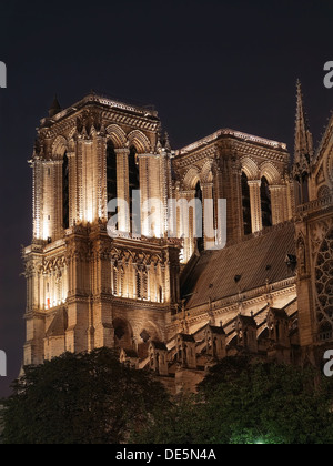 Tours jumelles de la Cathédrale Notre Dame de Paris illuminé de nuit Banque D'Images