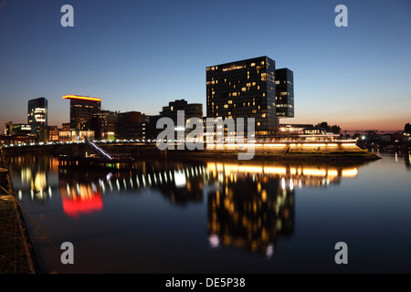 Vue de la nuit de l'Dusseldorf Media Harbour (Medienhafen) en Allemagne Banque D'Images