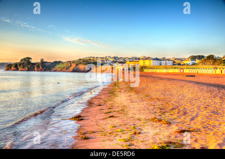 Plage de Goodrington près de Paignton Devon avec du sable doré et de mer bleue en HDR Banque D'Images