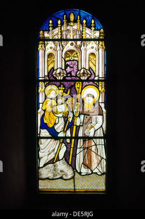 Vitrail de l'église prieurale Penmon, Anglesey, Pays de Galles, représentant Prieuré St fondateur avec St Christopher transportant Seiriol Jésus. Banque D'Images