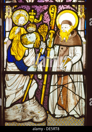 Vitrail de l'église prieurale Penmon, Anglesey, Pays de Galles, représentant Prieuré St fondateur avec St Christopher transportant Seiriol Jésus. Banque D'Images