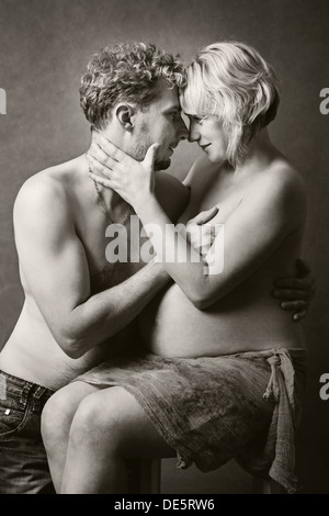 L'amour heureux couple, femme enceinte avec son mari, noir et blanc, à l'un l'autre Banque D'Images