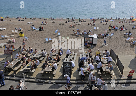 Vue vers le bas plus de cafés en bord de plage à la plage de Brighton à Brighton East Sussex Angleterre Pier Banque D'Images