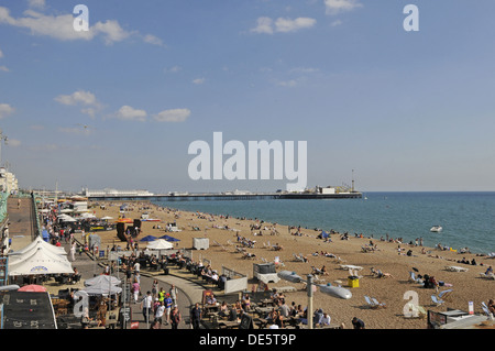 Afficher le long de la plage de Brighton et de cafés à la jetée Brighton East Sussex England Banque D'Images