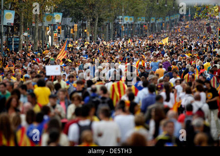 Barcelone, Espagne. 11 septembre 2013. Les manifestants mars lors de la Journée nationale de la Catalogne le 11 septembre 2013 à Barcelone, Espagne. La région espagnole de Catalogne a été Célébrer sa fête nationale connue sous le nom de La Diada au milieu des manifestations et des appels renouvelés pour l'indépendance. Dans une tentative de mobiliser l'appui pour la sécession des centaines de milliers de personnes ont formé une chaîne humaine longue de 400 km à travers la région de faire pression pour un vote sur l'indépendance de l'Espagne. © AFP PHOTO alliance/Alamy Live News Banque D'Images