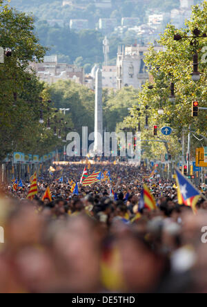 Barcelone, Espagne. 11 septembre 2013. Les manifestants mars lors de la Journée nationale de la Catalogne le 11 septembre 2013 à Barcelone, Espagne. La région espagnole de Catalogne a été Célébrer sa fête nationale connue sous le nom de La Diada au milieu des manifestations et des appels renouvelés pour l'indépendance. Dans une tentative de mobiliser l'appui pour la sécession des centaines de milliers de personnes ont formé une chaîne humaine longue de 400 km à travers la région de faire pression pour un vote sur l'indépendance de l'Espagne. © AFP PHOTO alliance/Alamy Live News Banque D'Images