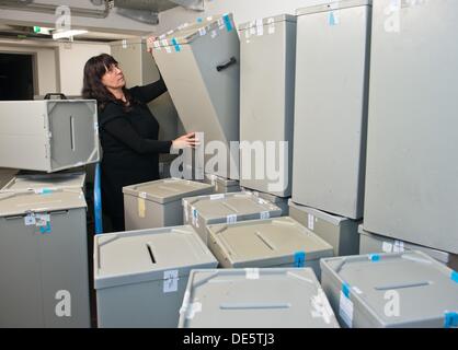 Bettina Reuter de l'élection bureau à Francfort-sur-Oder examine les urnes dans la cave de la maison de ville en prévision de la prochaine élection fédérale 2013, Allemagne, 11 septembre 2013. Les élections fédérales ont lieu en Allemagne le 22 septembre 2013. Photo : Patrick Pleul Banque D'Images