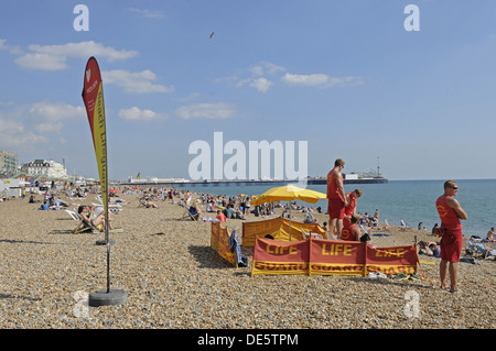 Afficher le long de la plage de Brighton avec maître nageur en patrouille à la jetée Brighton East Sussex England Banque D'Images