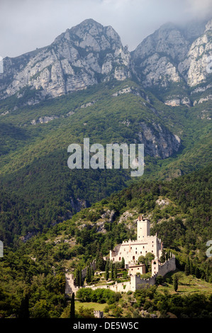 Castello di Sabbionara château médiéval de Avio dans le Sud Tyrol, Trentino Alto Adige, région de l'Italie Banque D'Images