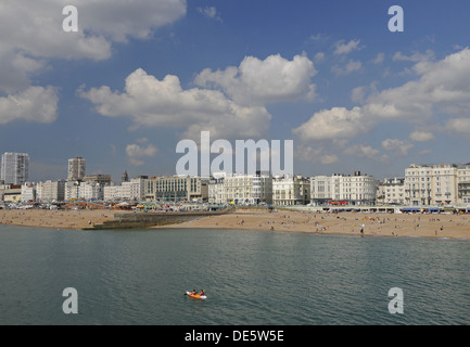 Voir l'arrière de la plage de la jetée de Brighton Brighton East Sussex England Banque D'Images