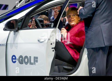Francfort, Allemagne. 12e Août, 2013. La chancelière allemande, Angela Merkel (CDU) se trouve dans une voiture 'eGolf' modèle de voiture fabricant Volkswagen (VW) lors de la 65ème Salon Automobile International Fankfurt (IAA) à Francfort, Allemagne, 12 septembre 2013. Photo : Uwe Anspach/dpa/Alamy Live News Banque D'Images