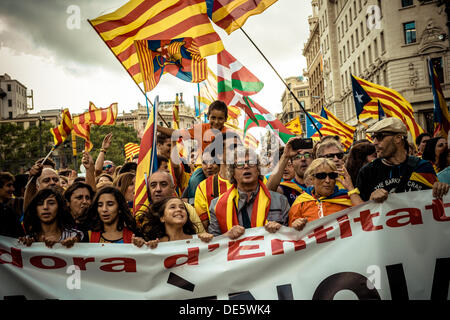 Barcelone, Espagne. Septembre 11th, 2013 : Indépendance Pro manifestants agitent des drapeaux qui se rassemble derrière une bannière qui revendique l'indépendance de la Catalogne en 2014 sur la journée nationale de la Catalogne à Barcelone © matthi/Alamy Live News Banque D'Images