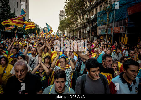 Barcelone, Espagne. 11 septembre 2013 : Des milliers de personnes se rassemblent dans les rues de Barcelone pour exiger l'indépendance de la Catalogne sur sa journée nationale © matthi/Alamy Live News Banque D'Images