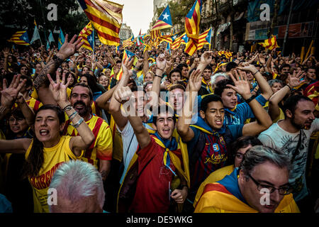 Barcelone, Espagne. 11 septembre 2013 : Des milliers de personnes se rassemblent dans les rues de Barcelone pour exiger l'indépendance de la Catalogne sur sa journée nationale © matthi/Alamy Live News Banque D'Images